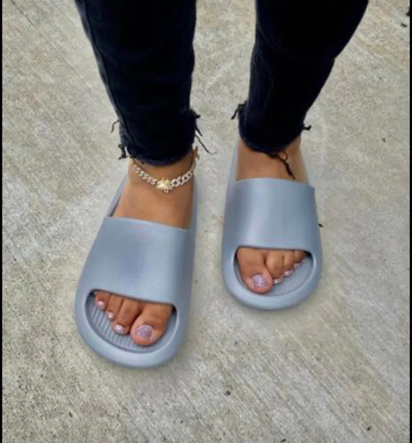 GIRLY COOL PEARL SLIDES